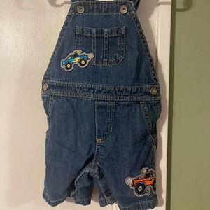 3/$12 kids jean overalls gently used in great condition. Bundle 3 or more $7🎉